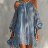 Robe Mini Froncée Bleue à Épaules Dénudées et Ourlet en Dentelle