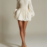 Robe mini blanche à épaules dénudées avec fronces à la taille