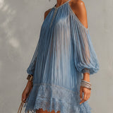 Robe Mini Froncée Bleue à Épaules Dénudées et Ourlet en Dentelle