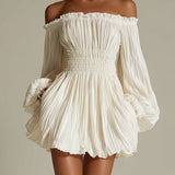 Robe mini blanche à épaules dénudées avec fronces à la taille