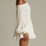 Robe mini blanche à épaules dénudées avec fronces à la taille