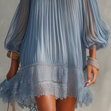 Robe Mini Froncée Bleue à Épaules Dénudées et Ourlet en Dentelle