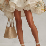 Robe mini ligne A en organza floral beige avec bordure en dentelle